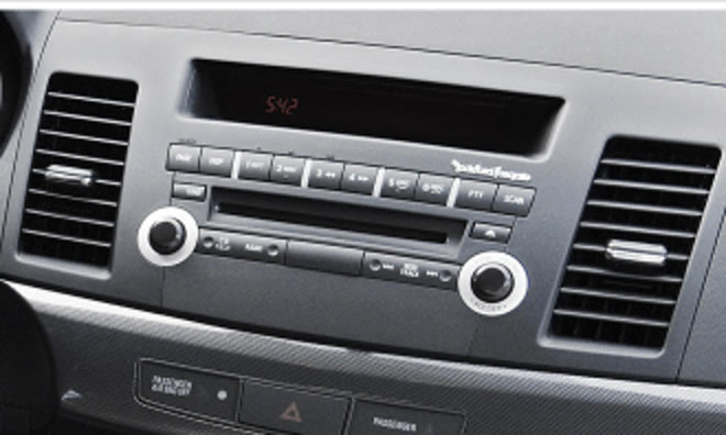 Штатная магнитола Mitsubishi Lancer X с надписью Rockford Fosgate