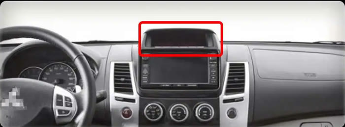 Верхний штатный дисплей на панели Mitsubishi Pajero Sport