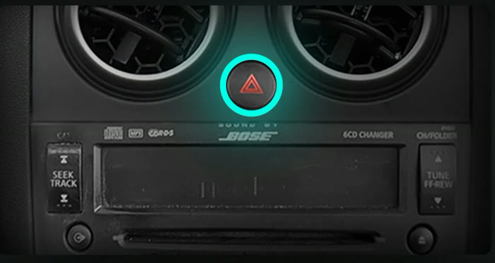Кнопка аварийки между дефлекторами на панели Nissan Qashqai