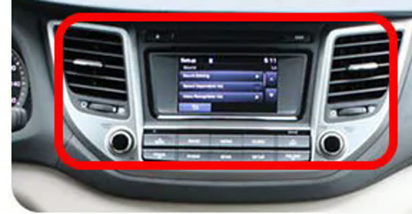 Второй вариант штатной панели Hyundai Tucson с небольшим дисплеем
