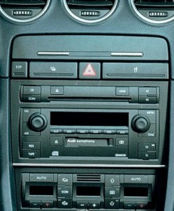 Штатна панель Audi A4 B6/B7 з магнітолою Symphony