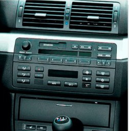 Штатна панель BMW 3 Series E46 з магнітолою і кліматом
