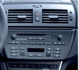 Штатна панель BMW X3 E83 з однодиновою магнітолою
