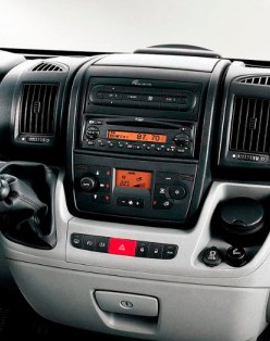 Штатна панель Fiat Ducato 250 зі штатною магнітолою