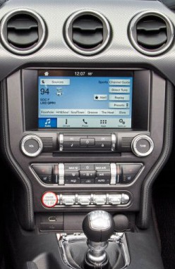 Штатна панель Ford Mustang S550 з великим сенсорним екраном