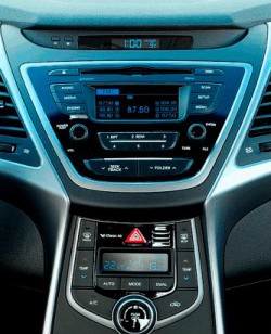 Штатна панель Hyundai Elantra MD, дефлектори на рівні екрана