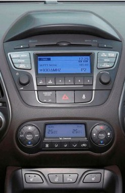 Штатна панель Hyundai ix35 / Tucson LM з простою магнітолою