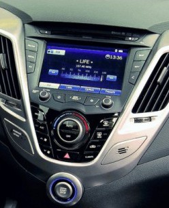 Штатна панель Hyundai Veloster першого покоління (FS)
