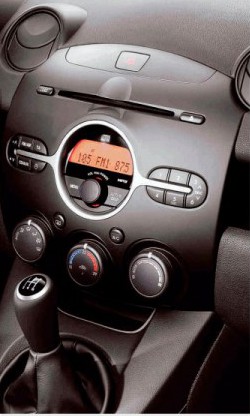 Штатна панель Mazda 2 DE з магнітолою і трьома ручками клімату