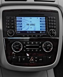 Штатна панель Mercedes R-Class W251 з блоком клімату під магнітолою