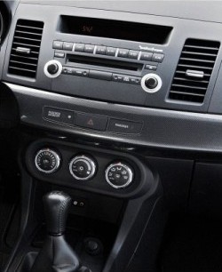 Штатна панель Mitsubishi Lancer X з магнітолою Rockford Fosgate