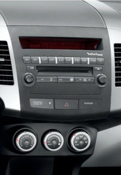 Штатна панель Mitsubishi Outlander XL з магнітолою Rockford Fosgate