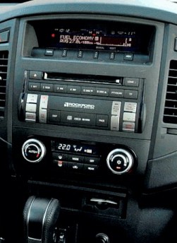 Штатна панель Mitsubishi Pajero четвертого покоління з магнітолою Rockford Fosgate