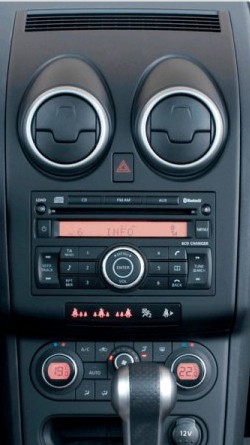 Штатна панель Nissan Qashqai J10 зі штатною магнітолою