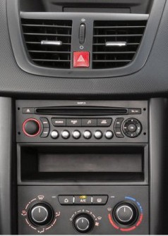 Штатна панель Peugeot 207 зі штатною магнітолою