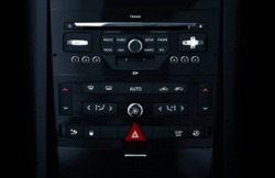 Штатна панель Peugeot 407: кнопки магнітоли і клімату під екраном