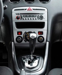 Штатна панель Peugeot 408 T7