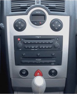 Центральна консоль Renault Megane 2 зі штатною магнітолою