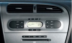 Верхня частина центральної консолі Seat Leon другого покоління з блоком клімату
