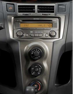 Штатна панель Toyota Yaris XP90