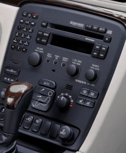 Центральна стійка Volvo S80 першого покоління зі штатною магнітолою і блоком клімату