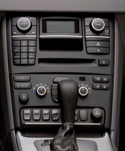 Центральна консоль Volvo XC90 першого покоління зі штатною магнітолою