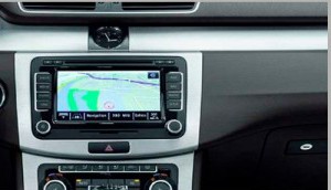 Штатна магнітола з навігацією на панелі Volkswagen Passat B7 або Passat CC