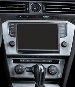 Штатна панель Volkswagen Passat B8 зі штатним екраном